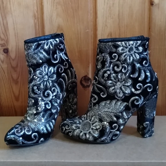 Wild Diva Embroidered and Sequin boho back Zip Heeled Bootie size 6.5 - Picture 4 of 7